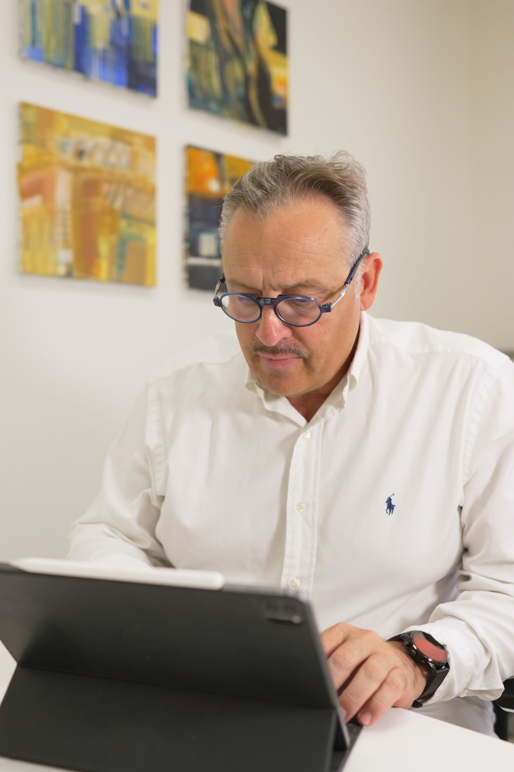 Dr. Afschar am Laptop